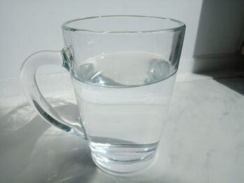 Alkotox se scurge într-un pahar cu apă, experimentând utilizarea produsului