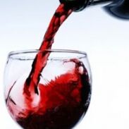Vinul se toarnă într-un pahar