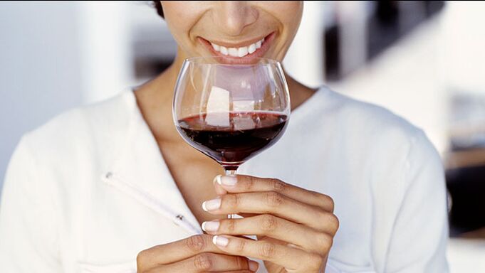 Este posibil să beți vin în timpul unei diete