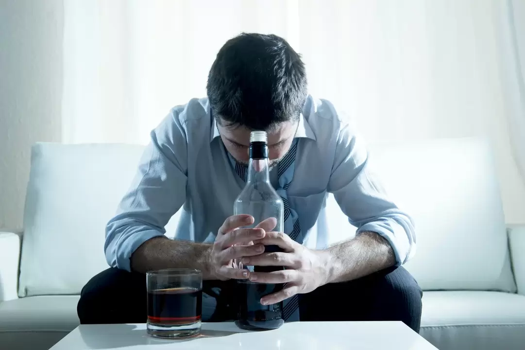 Un bărbat care consumă alcool cum să renunțe