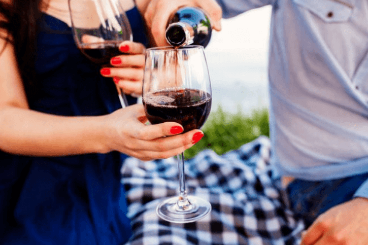 Vinul este cea mai bună băutură alcoolică pentru o seară plăcută înainte de sex