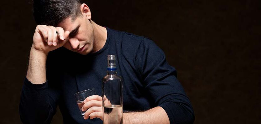 Un bărbat bea alcool, cum să se lase de fumat, fotografia 1