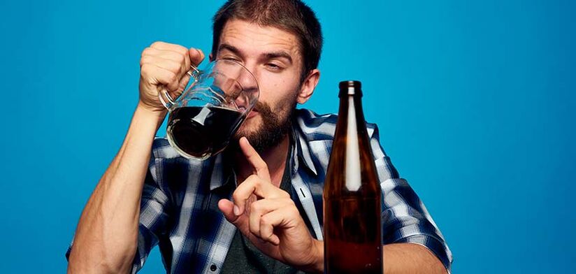Un bărbat bea alcool, cum să se lase de fumat, fotografia 2